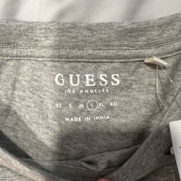 Guess triangle logo t shirt - Picture 2 of 2